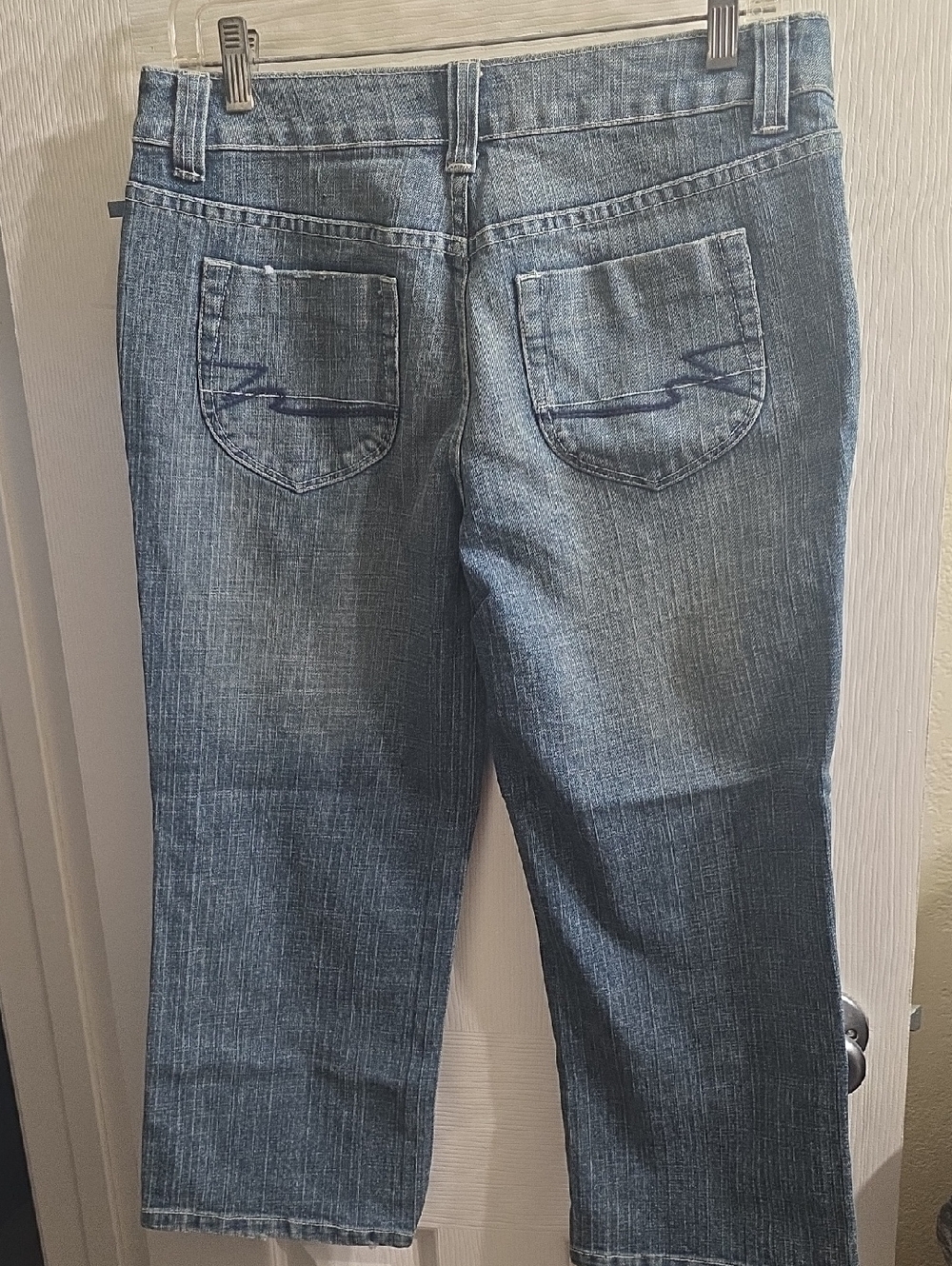 Hillard & Hanson Cropped Straight-Leg Jeans in Medium Blue Wash Size 6